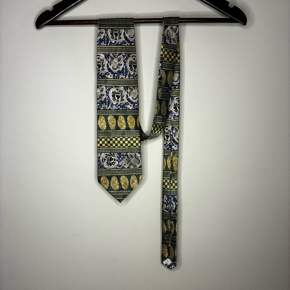 Bosa 100% Silk Tie โ Classic & Sophisticated - Picture 2 of 5